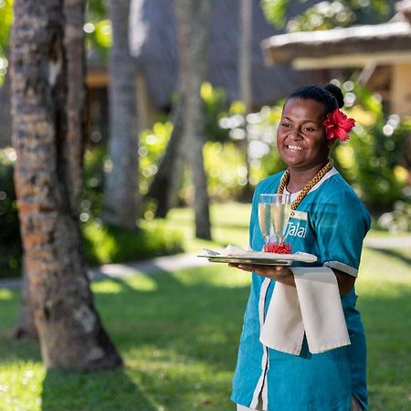 Outrigger Fiji Beach Resort Korotogo Dış mekan fotoğraf A hotel staff in Mauritius