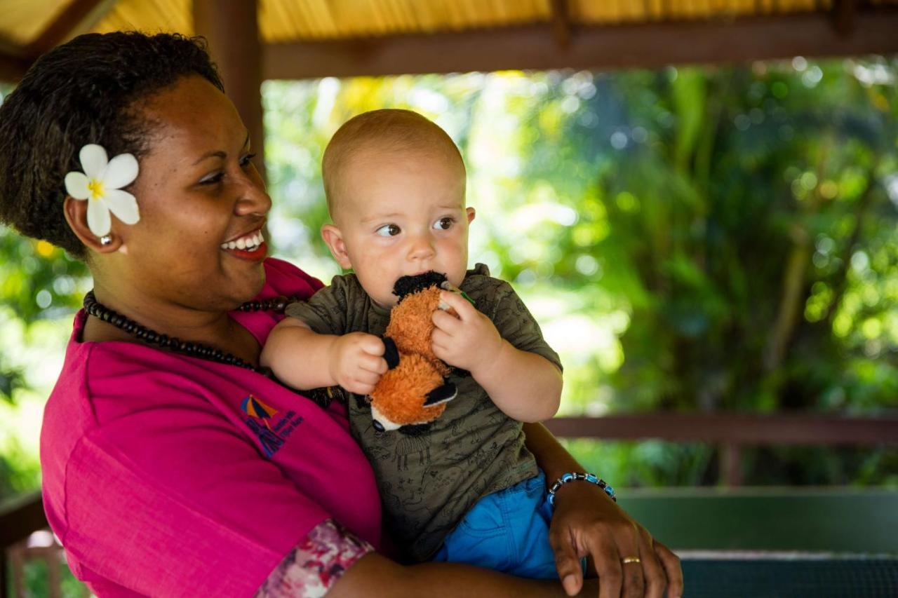 Outrigger Fiji Beach Resort Korotogo Dış mekan fotoğraf A mother and child in the Marshall Islands