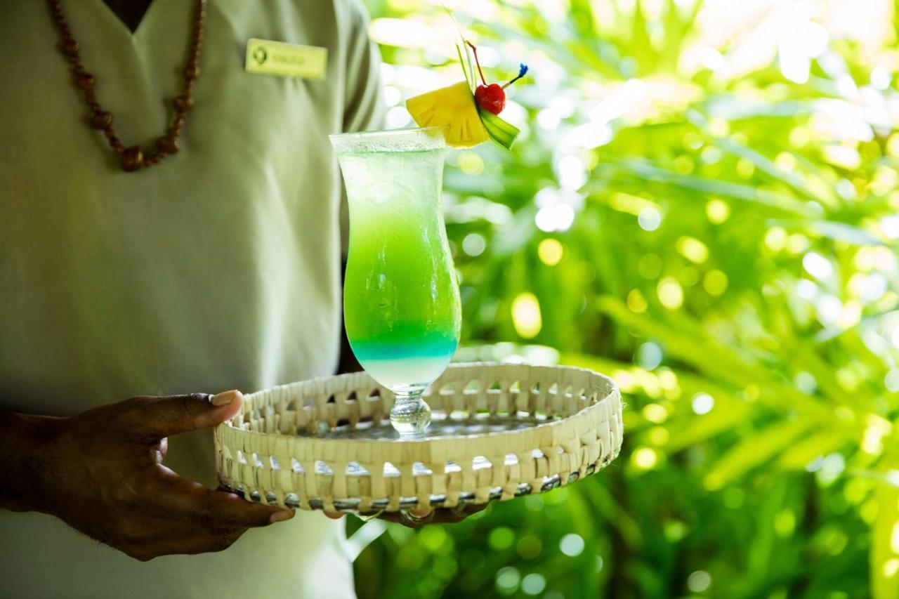Outrigger Fiji Beach Resort Korotogo Dış mekan fotoğraf A server holding a tray