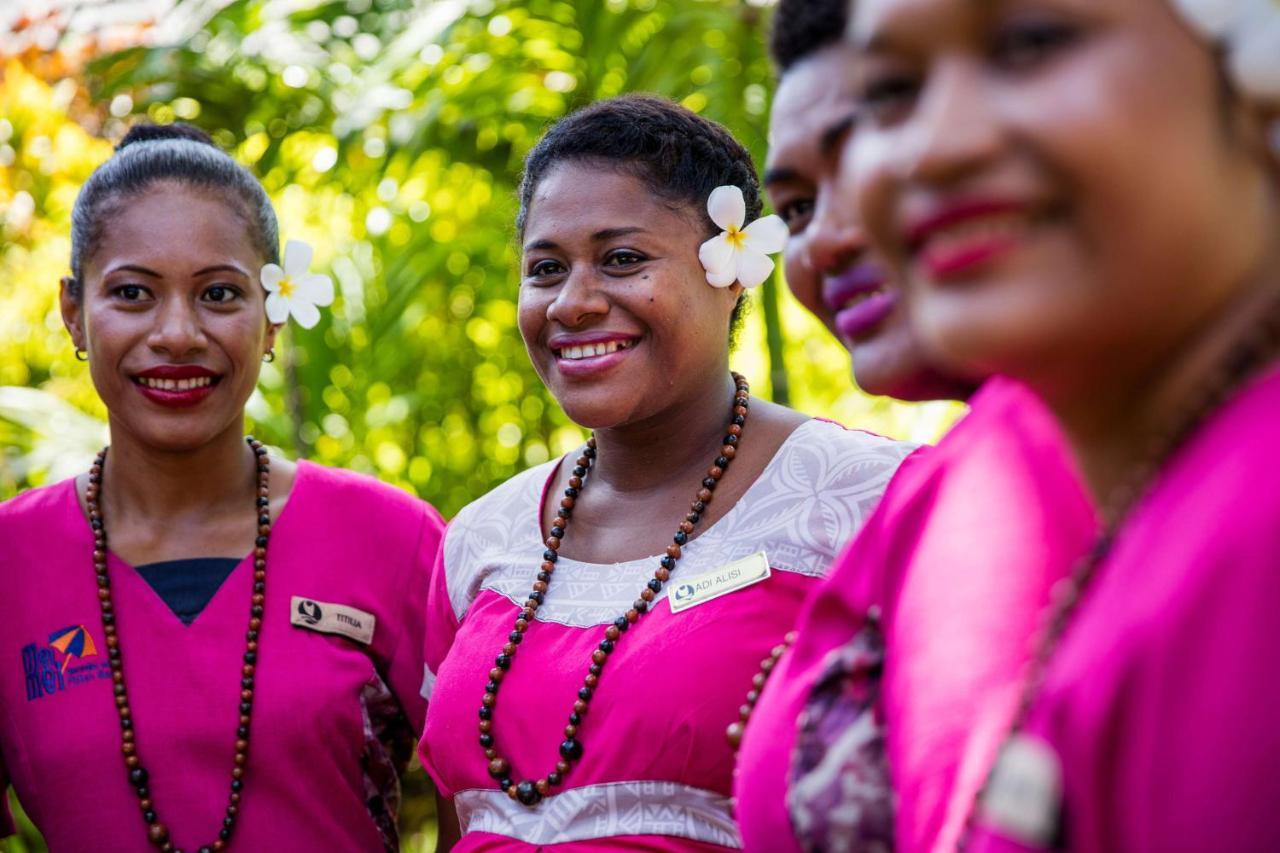 Outrigger Fiji Beach Resort Korotogo Dış mekan fotoğraf A group of Dominican women
