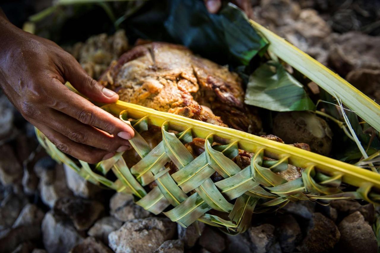 Outrigger Fiji Beach Resort Korotogo Dış mekan fotoğraf Kava being prepared in Fiji