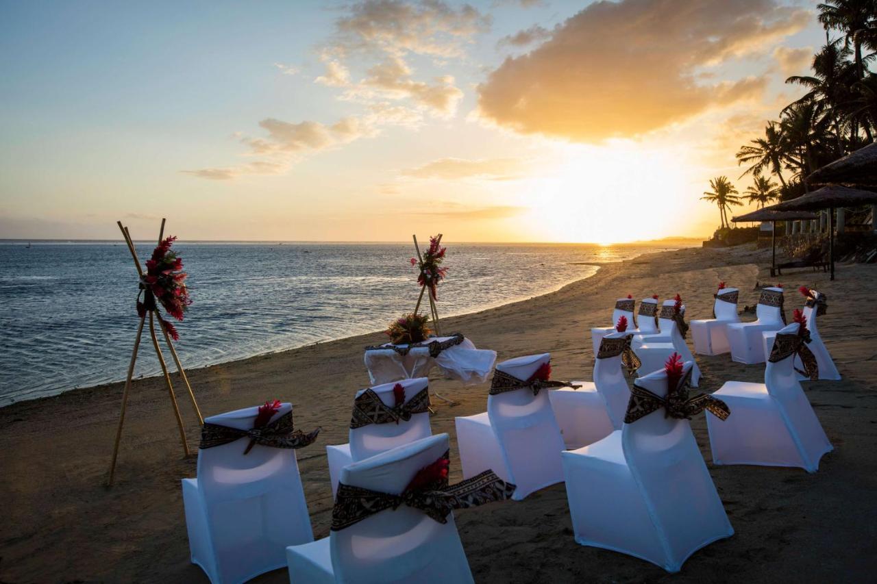 Outrigger Fiji Beach Resort Korotogo Dış mekan fotoğraf Sunset at the beach