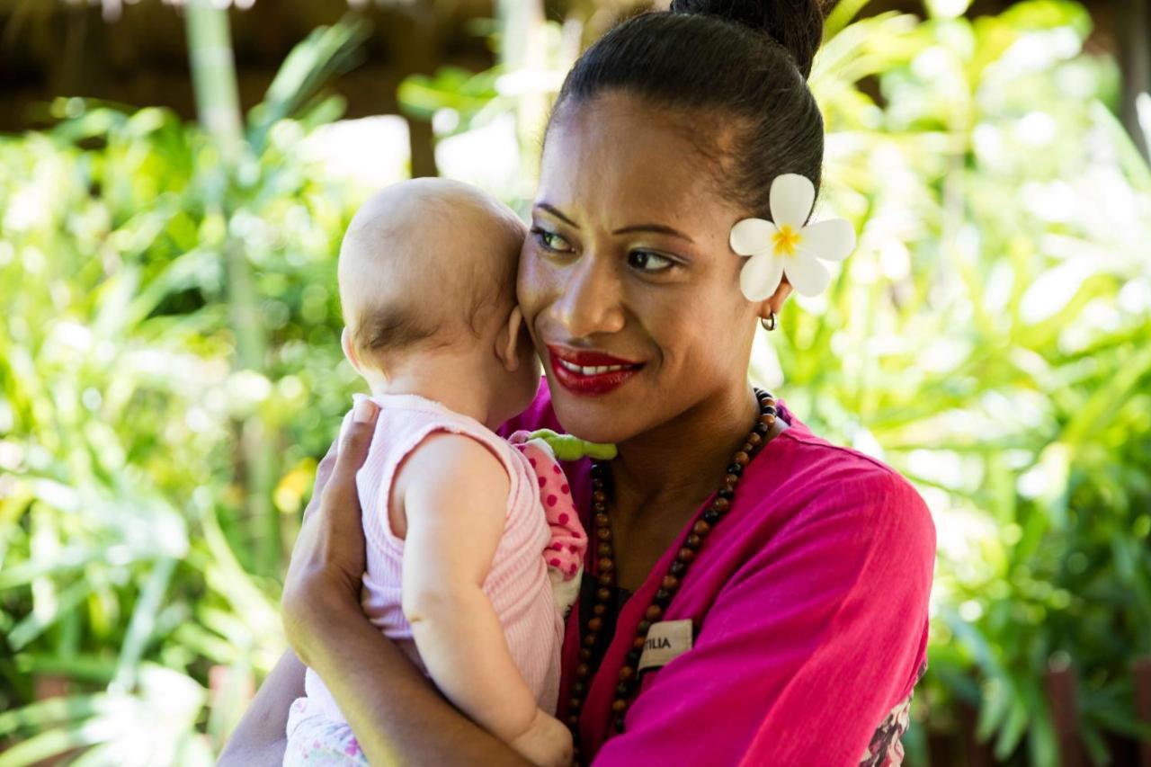 Outrigger Fiji Beach Resort Korotogo Dış mekan fotoğraf A mother and child in Samoa