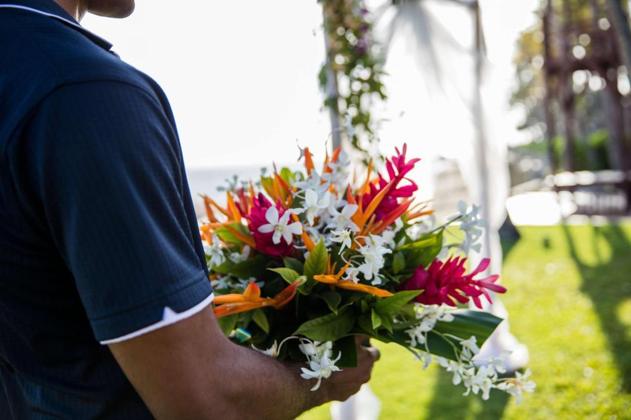 Outrigger Fiji Beach Resort Korotogo Dış mekan fotoğraf A bouquet of tropical flowers