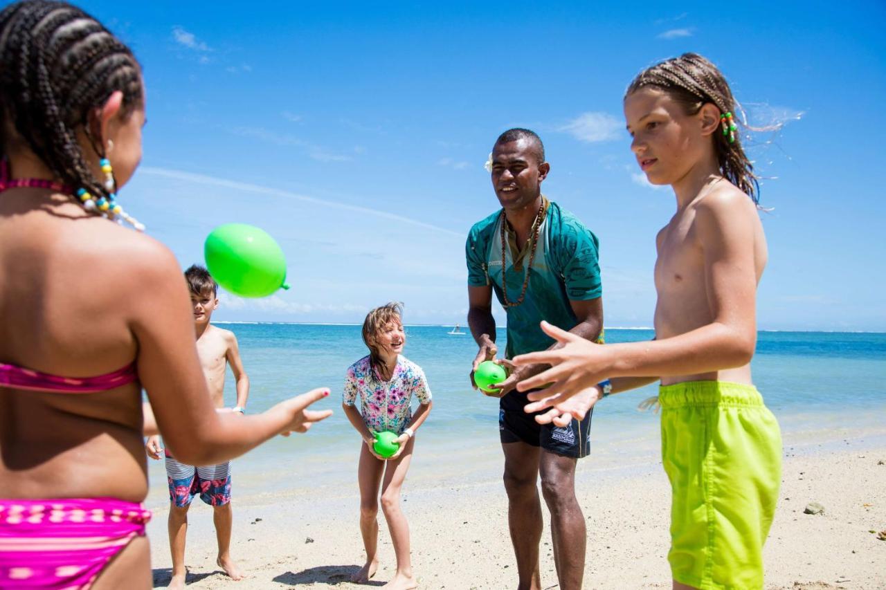 Outrigger Fiji Beach Resort Korotogo Dış mekan fotoğraf Children playing with beach balls