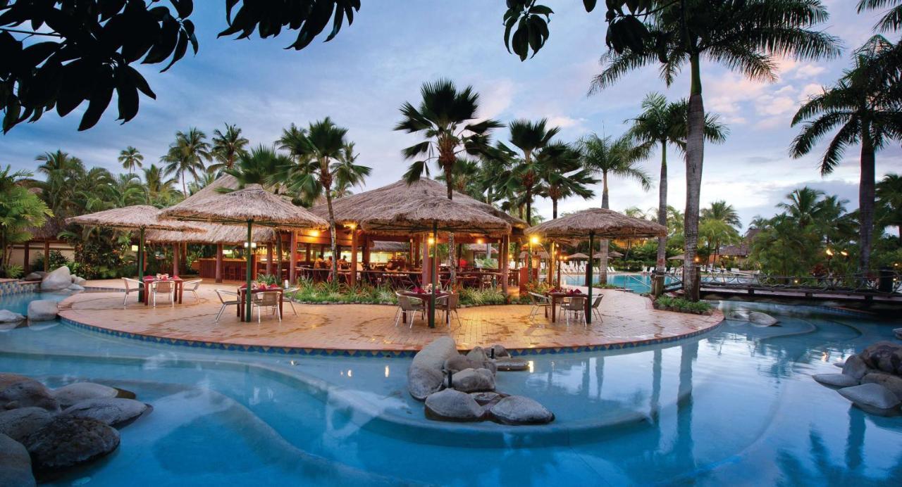 Outrigger Fiji Beach Resort Korotogo Dış mekan fotoğraf The pool at the Sheraton Resort