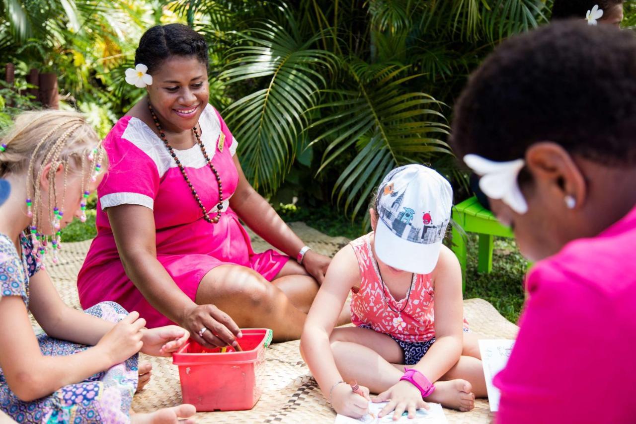 Outrigger Fiji Beach Resort Korotogo Dış mekan fotoğraf A woman from the Seychelles with children