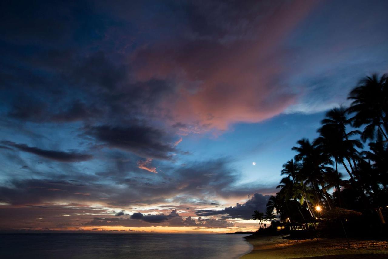 Outrigger Fiji Beach Resort Korotogo Dış mekan fotoğraf Sunset at the beach