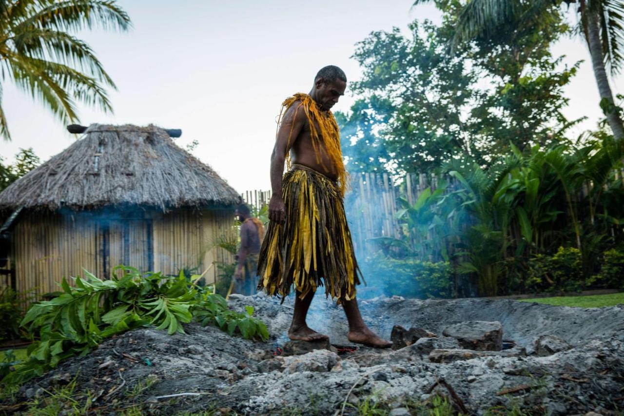 Outrigger Fiji Beach Resort Korotogo Dış mekan fotoğraf A man from the village of Malu'a Satu, on the island of American Samoa