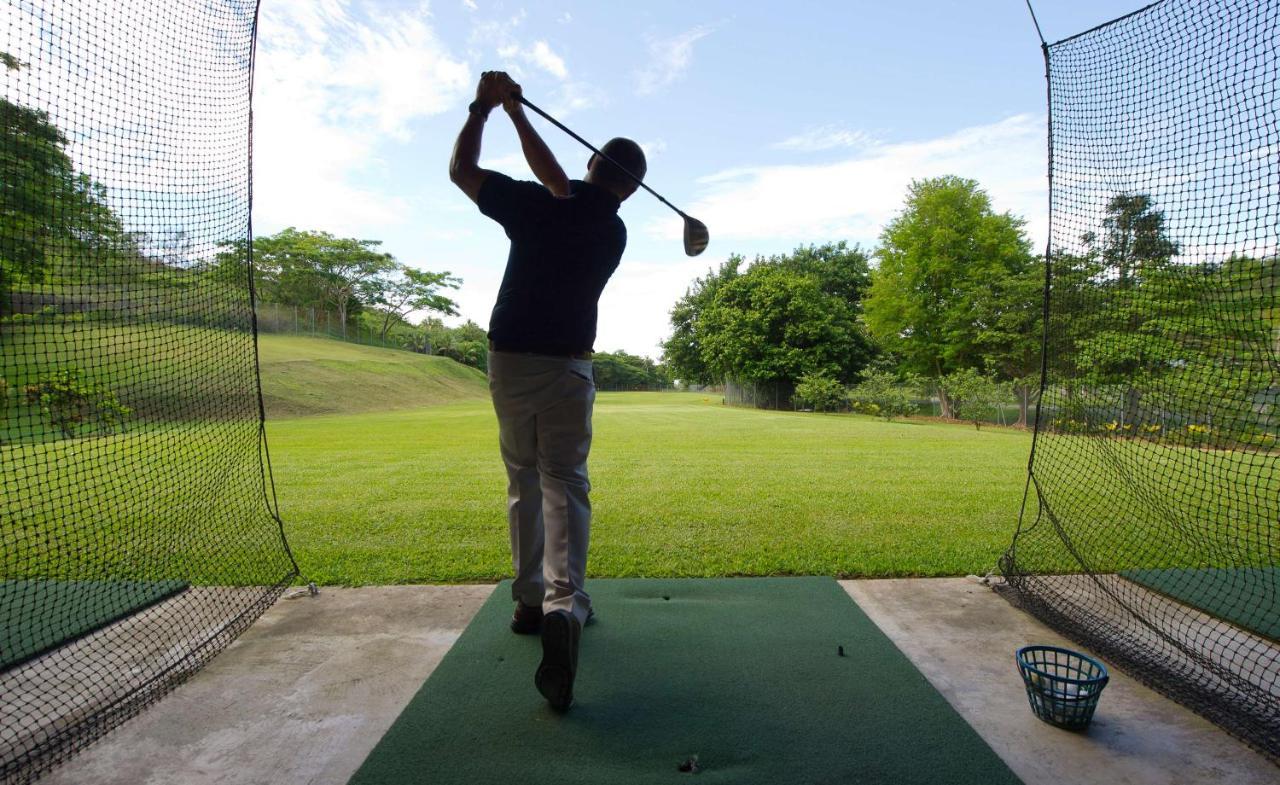 Outrigger Fiji Beach Resort Korotogo Dış mekan fotoğraf A golfer practicing at a driving range