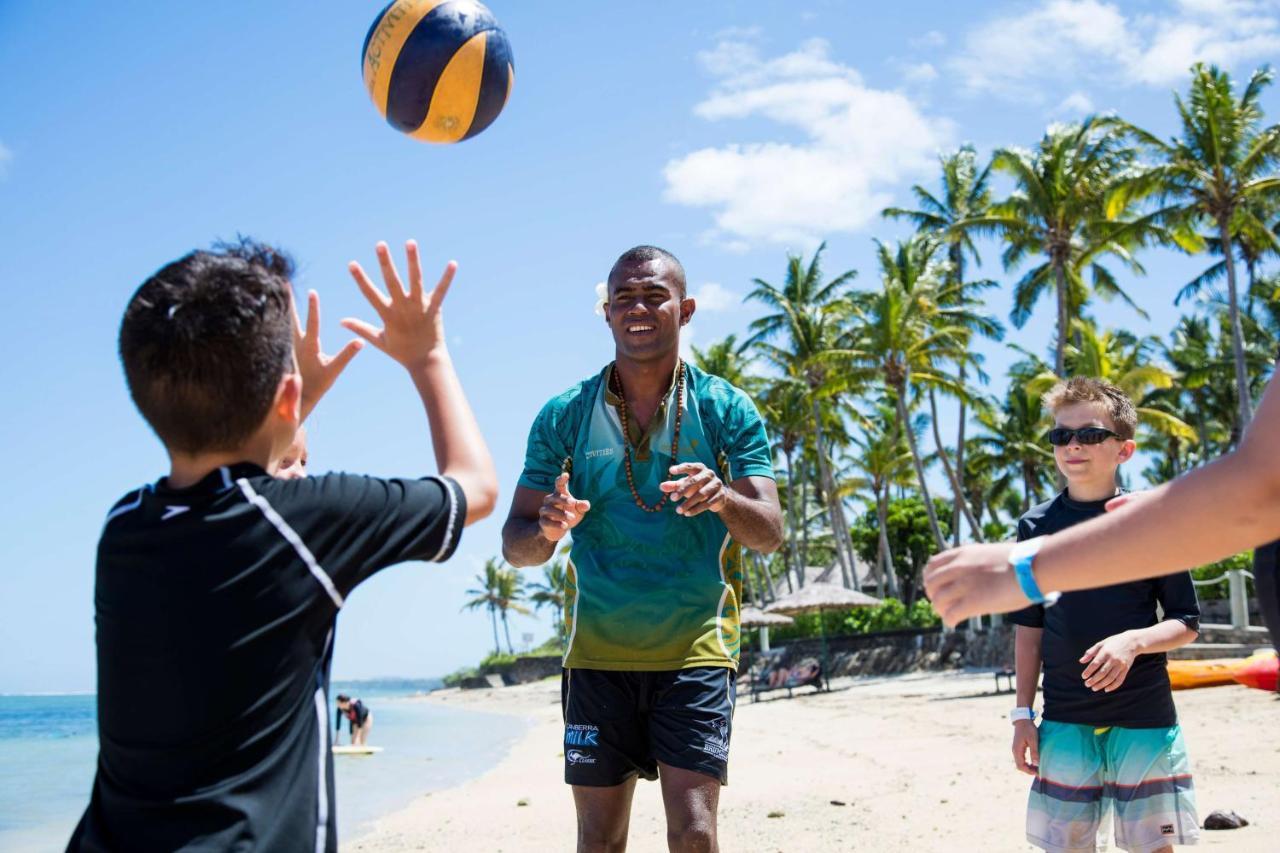 Outrigger Fiji Beach Resort Korotogo Dış mekan fotoğraf Children playing beach volleyball