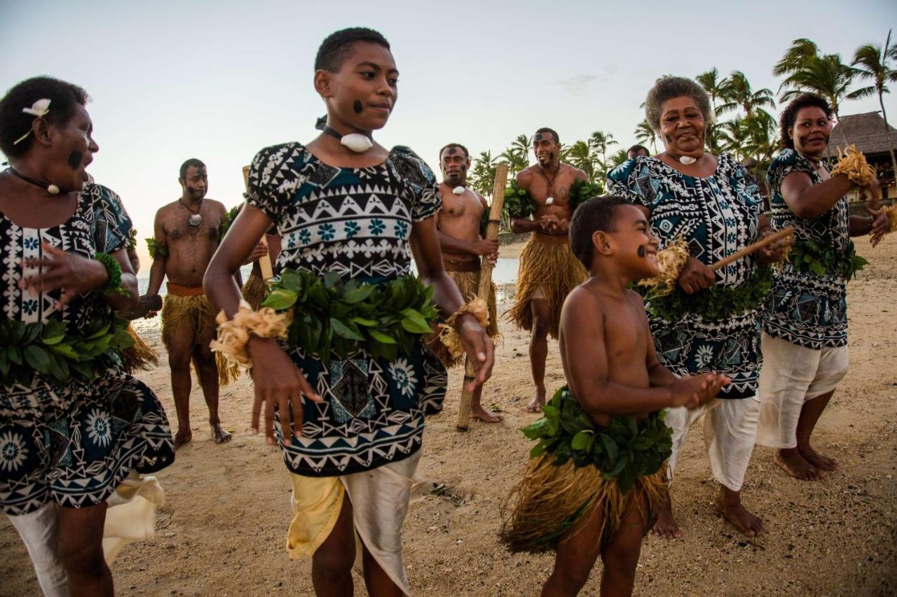Outrigger Fiji Beach Resort Korotogo Dış mekan fotoğraf Tuvaluan dancers