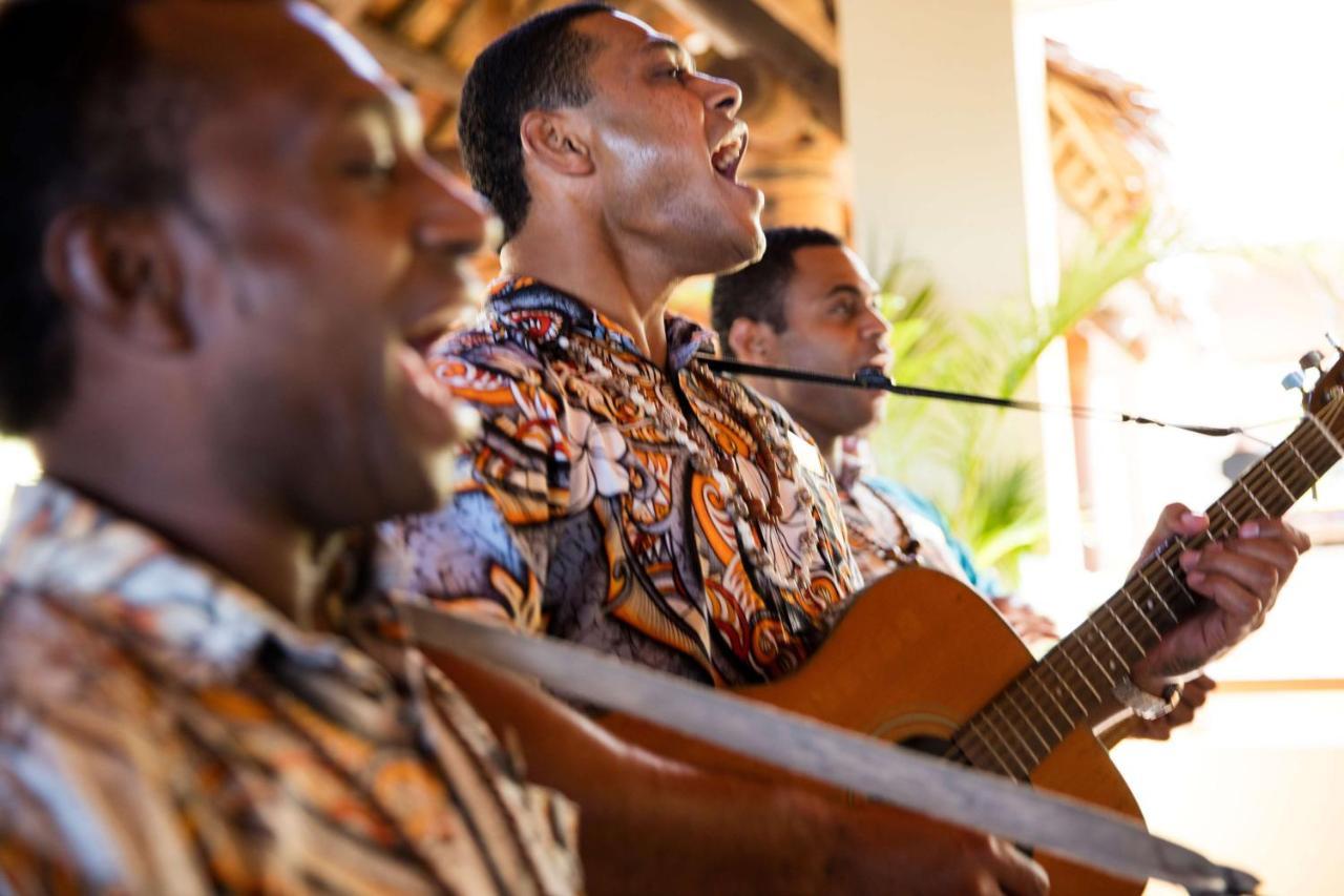 Outrigger Fiji Beach Resort Korotogo Dış mekan fotoğraf Musicians at the 2011 conference