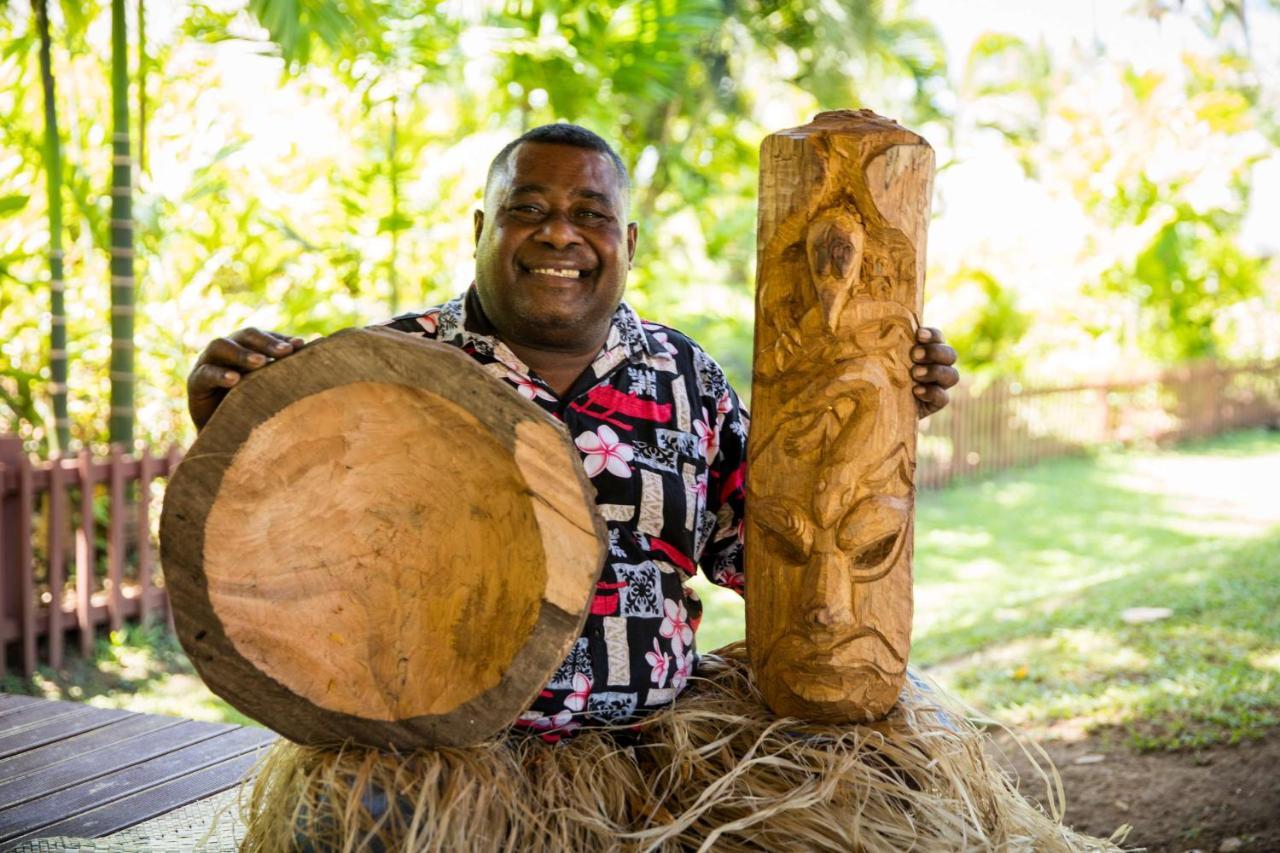 Outrigger Fiji Beach Resort Korotogo Dış mekan fotoğraf A man from the Solomon Islands with a drum and a carved post