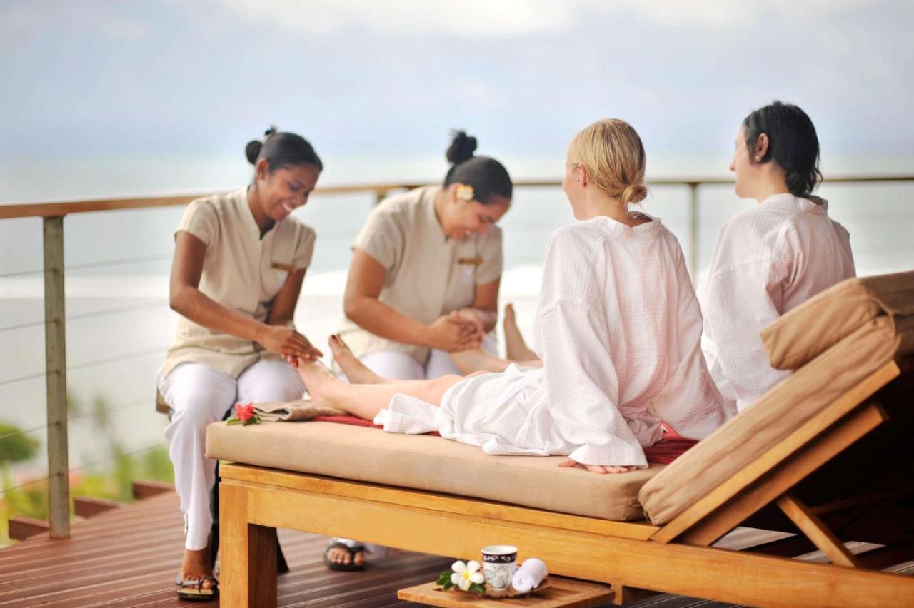 Outrigger Fiji Beach Resort Korotogo Dış mekan fotoğraf Spa treatment