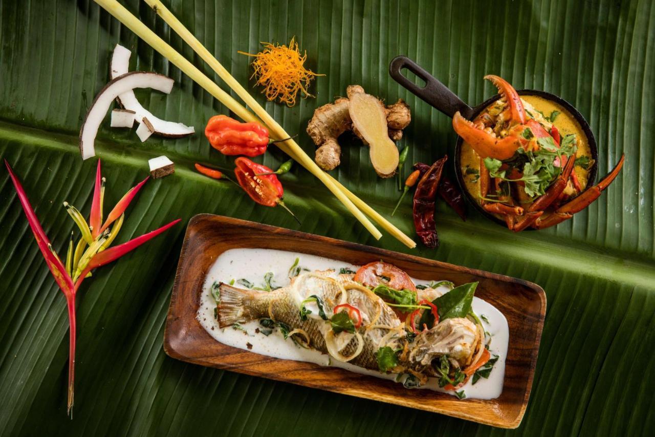 Outrigger Fiji Beach Resort Korotogo Dış mekan fotoğraf Thai food