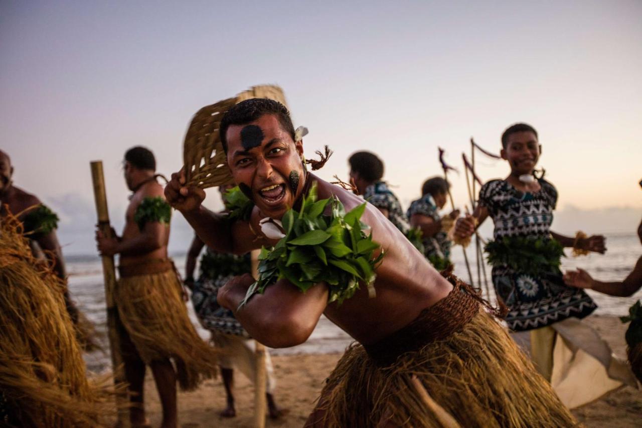 Outrigger Fiji Beach Resort Korotogo Dış mekan fotoğraf A dancer from the Malaita province